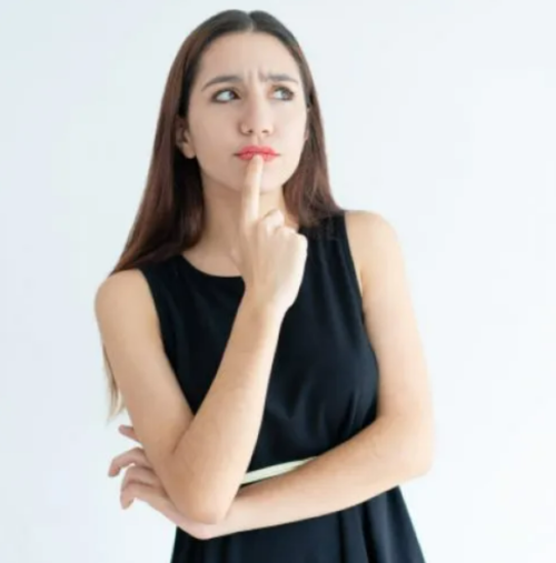 mujer con duda de curso de pilates
